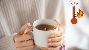Té caliente y termómetro