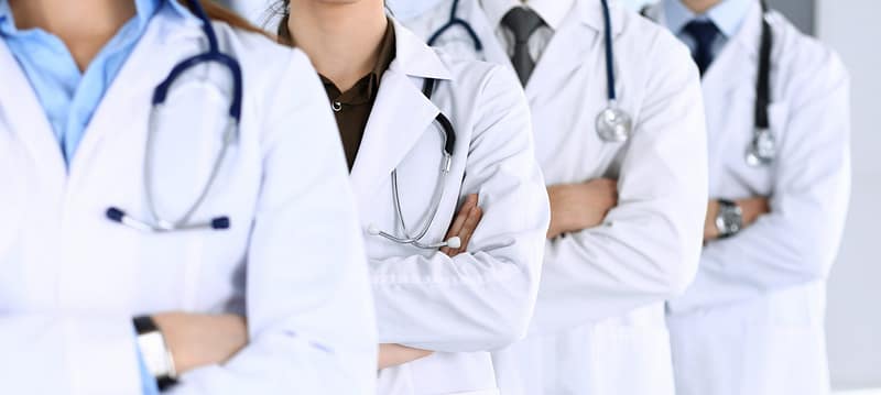 Doctores con los brazos cruzados